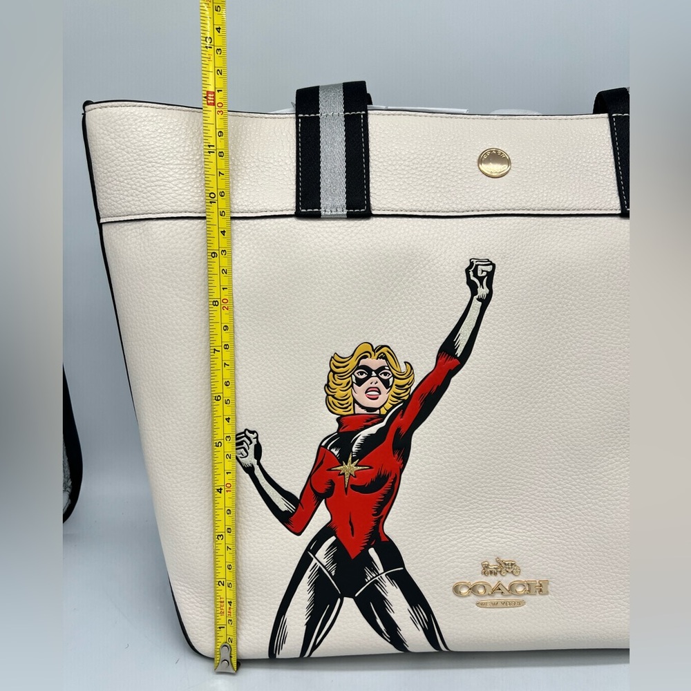 COACH TOTE Marvel Jes Tote Carol Danvers - Picture 3 of 13